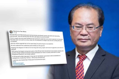 Hantaran di laman Facebook Ronnie pada Selasa (kiri), Ronnie