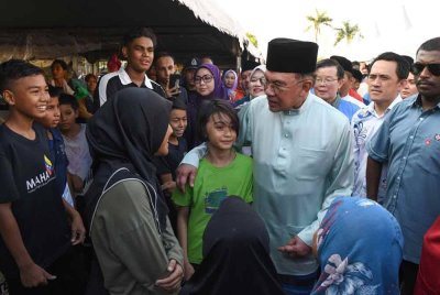 Anwarbermesra dengan kanak-kanak semasa melawat Bazar Ramadan Bandar Tasek Mutiara, Simpang Ampat pada Selasa. Foto Bernama