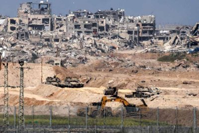 Kereta kebal dan jengkaut Israel dilihat beroperasi di utara Semenanjung Gaza. Foto AFP