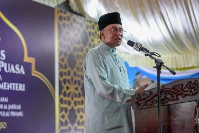 Anwar menyampaikan ucapan pada Majlis Berbuka Puasa bersama Perdana Menteri di Masjid Abu Ubaidah Ibni Al-Jarrah, Bandar Tasek Mutiara pada Selasa. Foto Bernama