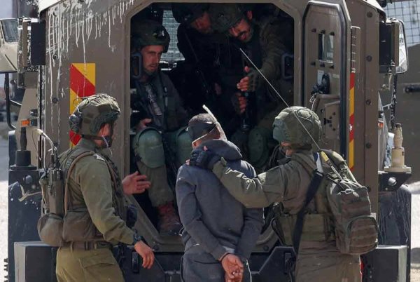 Tentera Israel menahan seorang lelaki semasa serbuan di kem pelarian askar untuk rakyat Palestin di timur Nablus, Tebing Barat yang diduduki pada 18 Mac 2025. Foto AFP