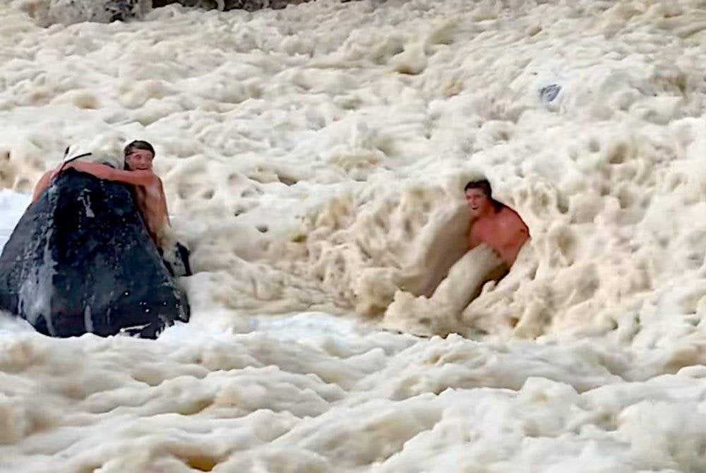 Buih misteri melanda pantai di Selatan Australia. Foto Agensi