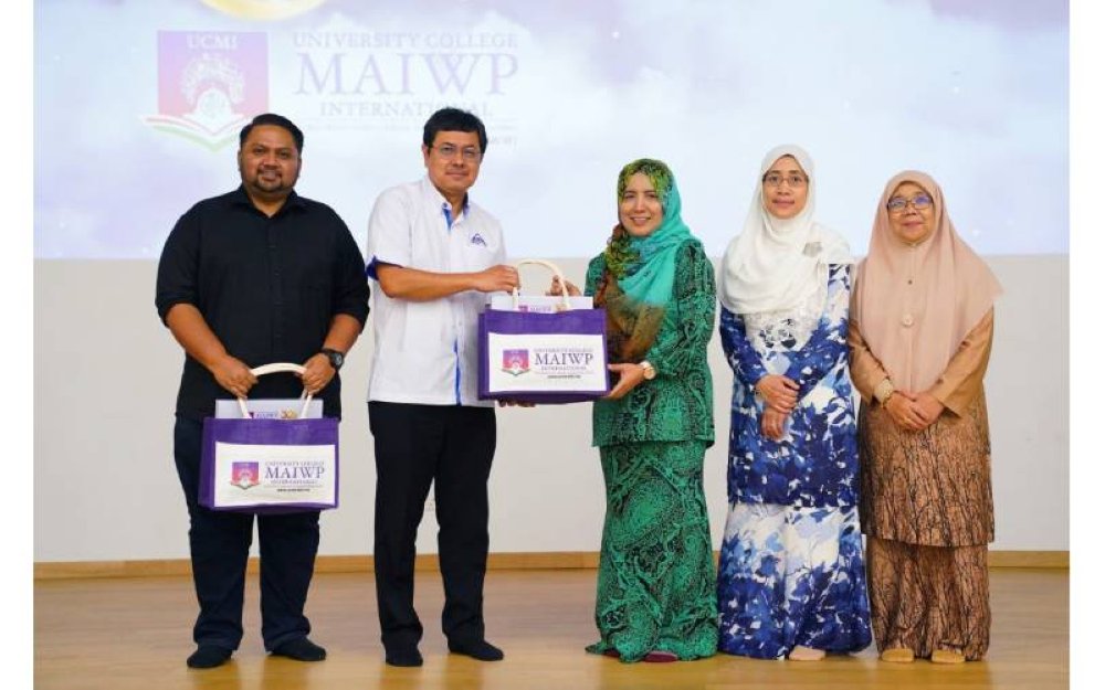 Hasni (dua dari kiri) menerima saguhati UCMI daripada Noor Inayah (tiga dari kanan) ketika pelancaran Jaulah Iftar Pelajar pada Isnin.