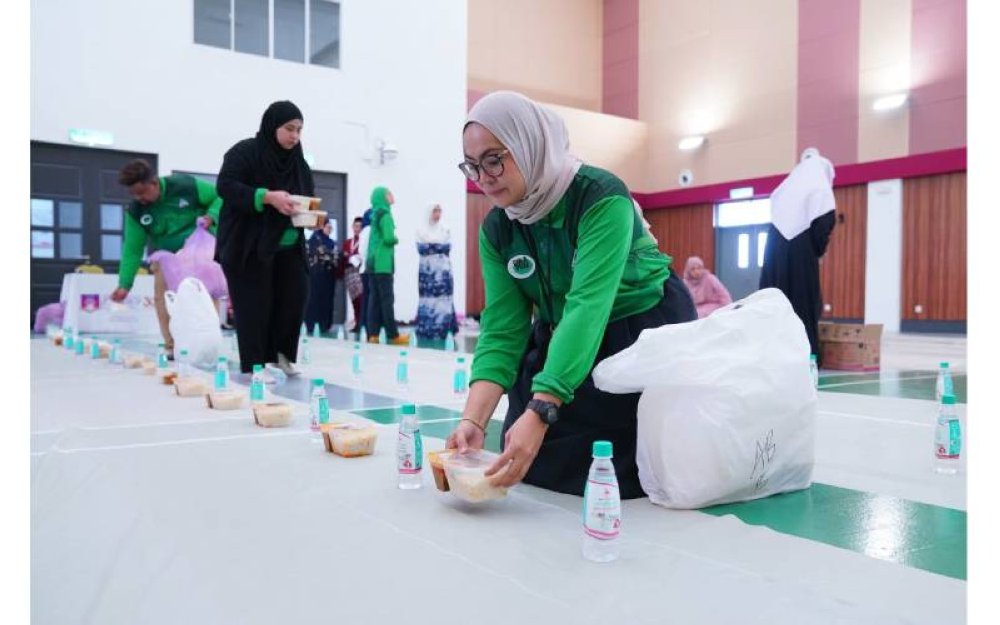 Pekerja MSM membantu menyediakan makanan berbuka puasa.
