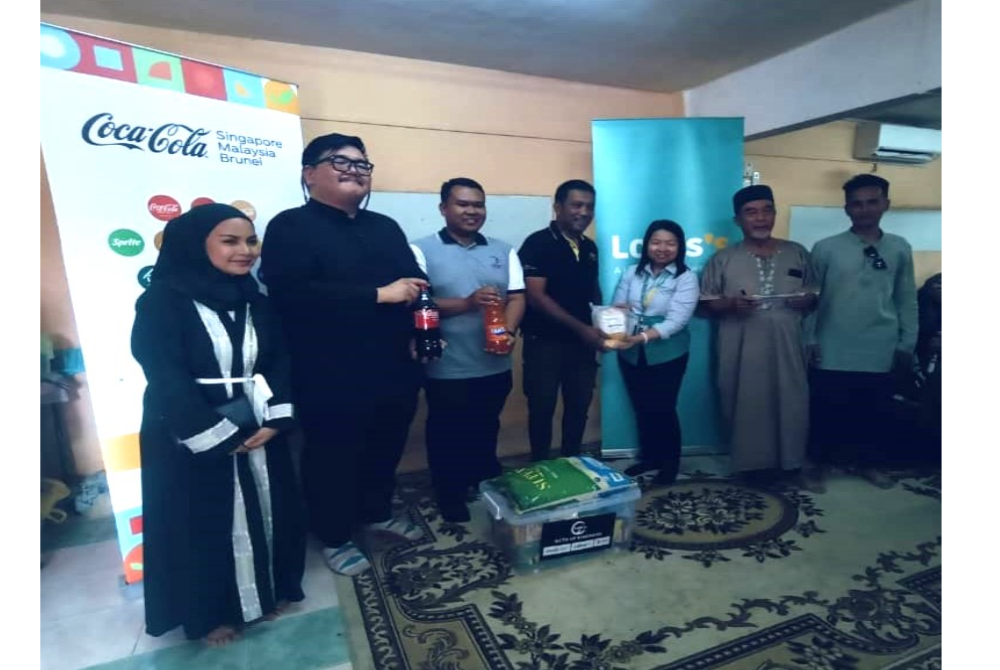 Ayam Utuh Segar dan kotak makanan kering Act of Kindness diagihkan kepada keluarga Islam di sekitar Masjid Tok Ayah, Kota Bharu, Kelantan serta diserahkan oleh Pengurus Besar Lotus Kota Bharu, Koh Sieuw Luan (tiga dari kanan).