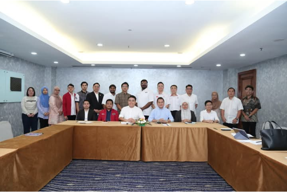 Pemukiman ini diadakan bagi memperkukuh hala tuju perjuangan anak muda, selaras dengan pelantikan Woo Kah Leong (duduk tengah) sebagai Ketua Pemuda AMH yang baharu.