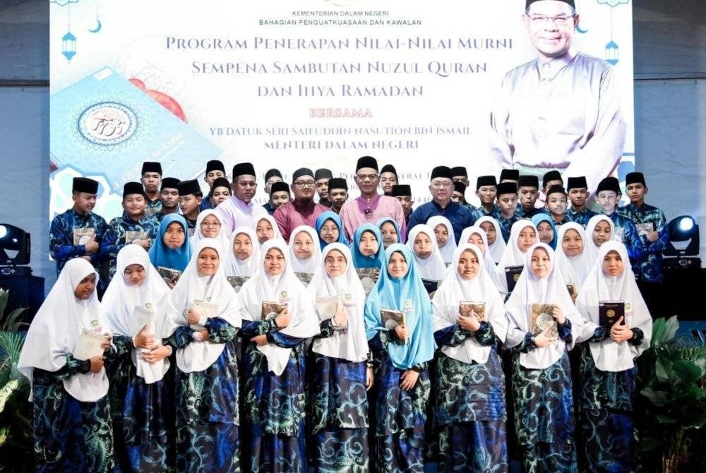 Saifuddin Nasution semasa Majlis Penerapan Nilai-nilai Murni sempena sambutan Nuzul Al-Quran dan Ihya Ramadan di Kampung Permatang Kerat Telunjuk di sini pada Selasa.