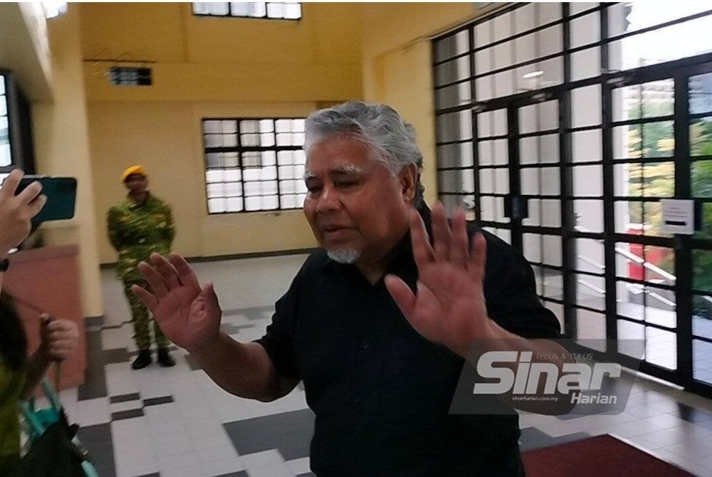 Abdul Razak dibebaskan tanpa dilepaskan oleh Mahkamah Majistret Johor Bahru atas pertuduhan menampar pemuda bukan Muslim di kedai serbaneka di sebuah pusat beli-belah, Ahad.