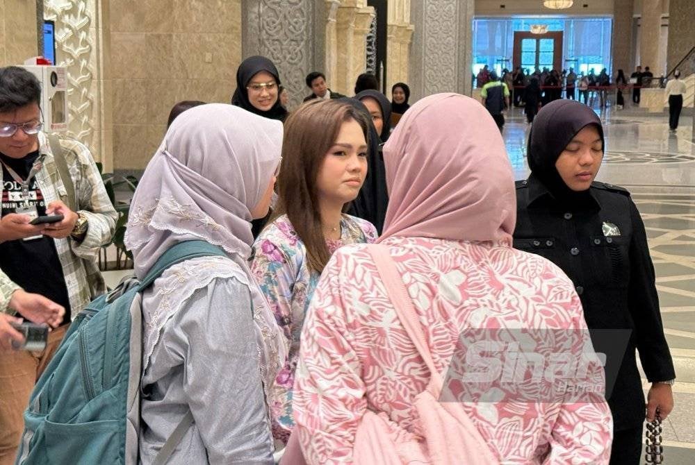 Pelakon dan penyanyi, Bella Astilah mencuri perhatian apabila tiba di Mahkamah Rayuan Putrajaya pada Rabu bagi memberi sokongan kepada Syed Saddiq.