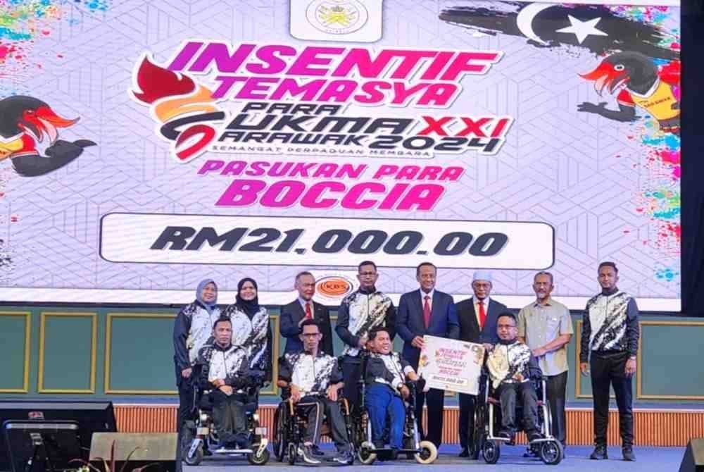Pasukan para boccia merakam gambar bersama Ahmad Samsuri sempena Majlis Apresiasi Kontinjen Negeri Terengganu Sukma dan Para Sukma Edisi Ke-21 Sarawak 2024, di Dewan Besar Wisma Darul Iman pada Rabu.