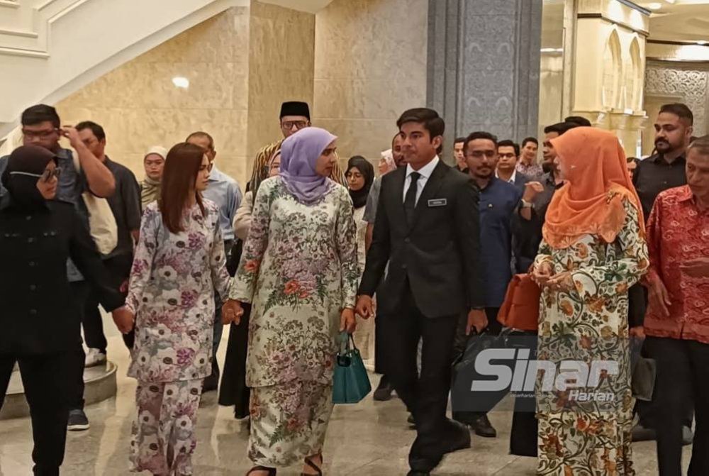  Kehadiran Bella Astillah ke Mahkamah Rayuan di sini pada Rabu, mencuri perhatian ramai apabila selebriti itu dilihat berada di samping Ahli Parlimen Muar, Syed Saddiq Syed Abdul Rahman.