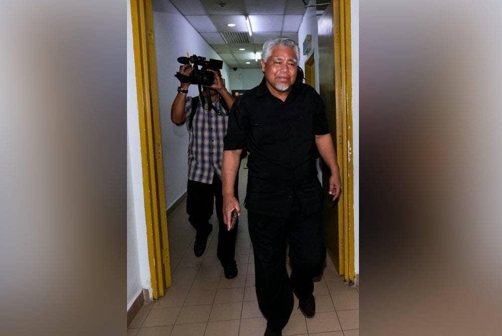 Warga emas Abdul Razak Ismail, yang tular kerana bertindak menampar seorang lelaki bukan Muslim kerana tidak berpuasa di sebuah pasar raya di bandar raya ini akan dituduh semula di Mahkamah Majistret pada petang Rabu.