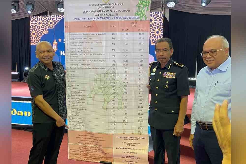 Armizan (kiri) menunjukkan senarai barangan di bawah Skim Harga Maksimum Musim Perayaan (SHMMP) Aidilfitri ketika sidang media pada Rabu.