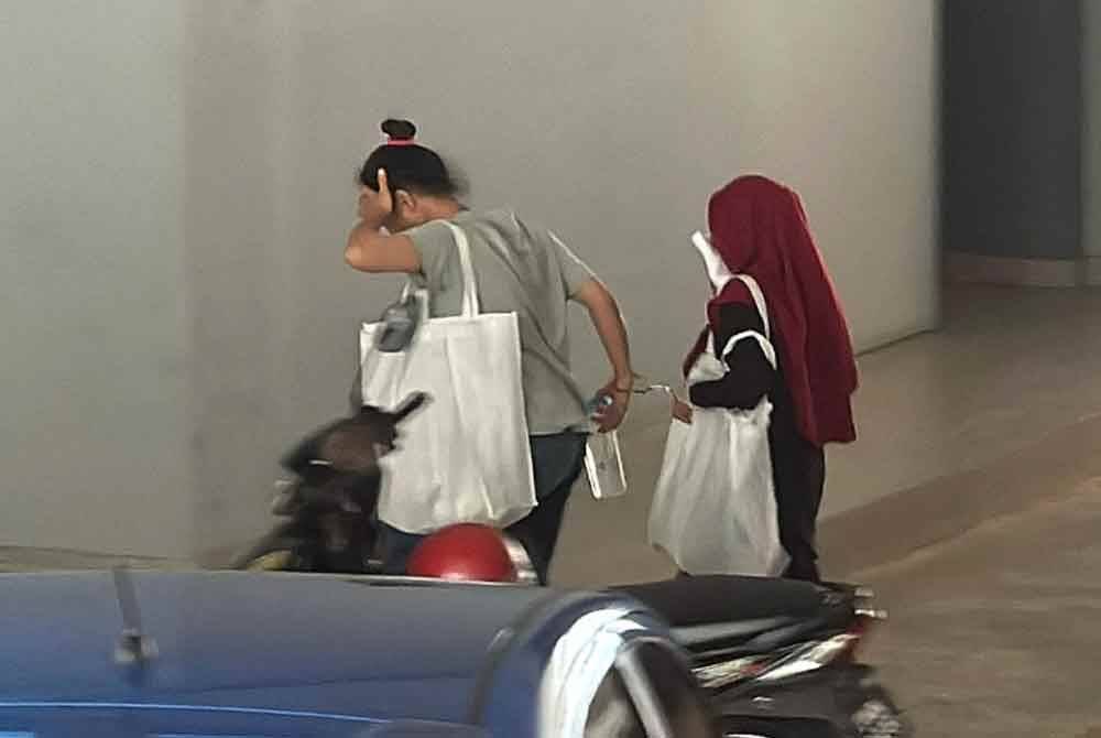 Puteri Nurin Amalina (bertudung) dilihat hadir ke mahkamah dengan menaiki van penjara.
