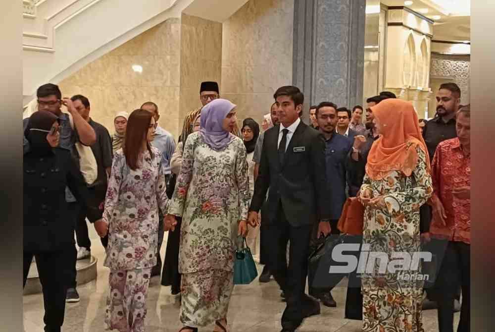 Bella Astilah (dua dari kiri) bersama ahli keluarga Syed Saddiq selepas sesi prosiding rayuan berhubung sabitan dan hukuman penjara tujuh tahun, dua sebatan serta denda RM10 juta atas empat kesalahan berkaitan dana Armada di Mahkamah Rayuan Putrajaya pada Rabu.