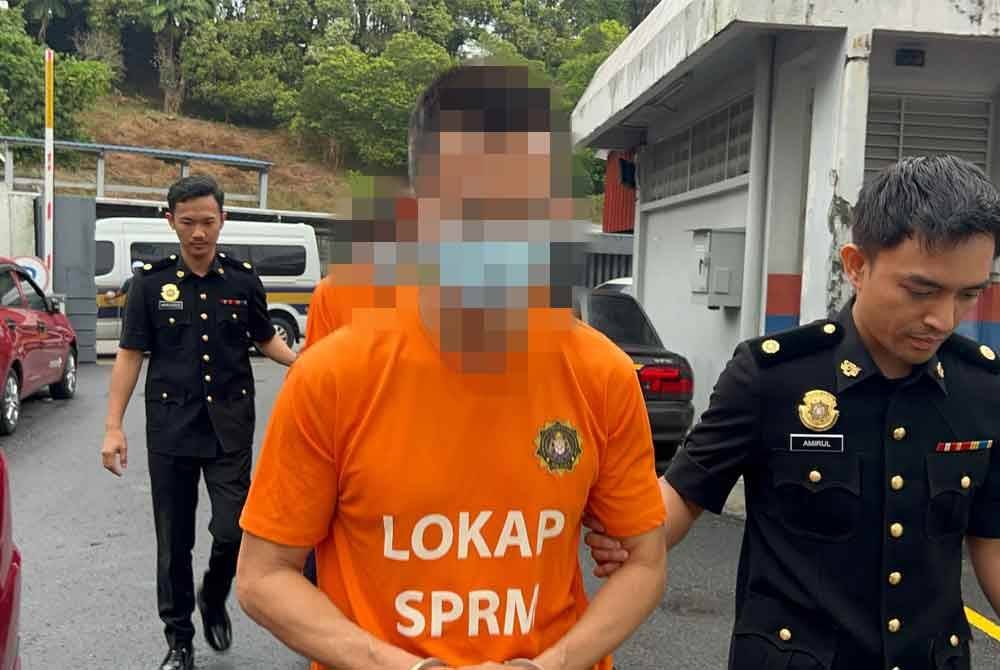 Dua suspek dibawa ke Mahkamah Majistret Johor Bahru, Johor pada Rabu.