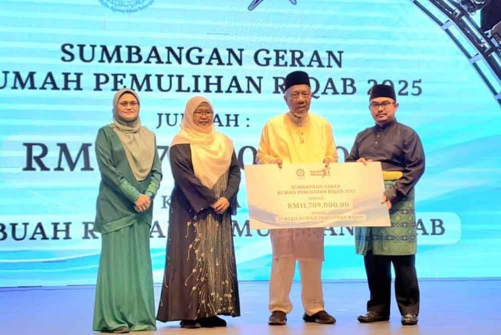 Hashim (dua dari kanan) menyerahkan cek sumbangan kepada wakil penerima pada program itu pada Rabu.