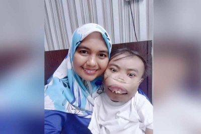 Muhammad Afiq Hazim ( kanan) bergambar bersama ibunya.