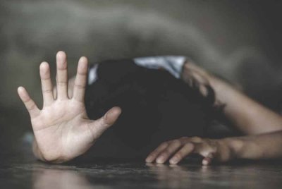 Seorang lelaki berusia 40 tahun, dikenali sebagai B, didakwa memperkosa anak kandungnya yang berusia 17 tahun sehingga melahirkan anak di Kabupaten Pinrang, Sulawesi Selatan.