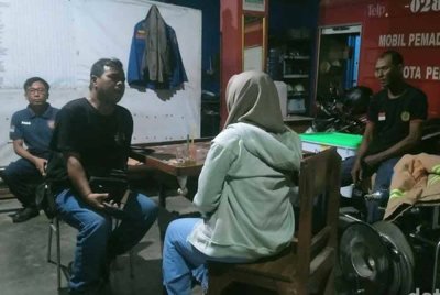 Mangsa ketika meluahkan rasa kecewanya di pejabat bomba.- Foto Agensi