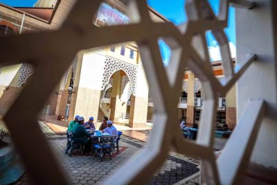 Ghairah mengimarahkan Ramadan di tempat ibadat akan berkurang selepas minggu pertama, kedua dan seterusnya. Foto Bernama