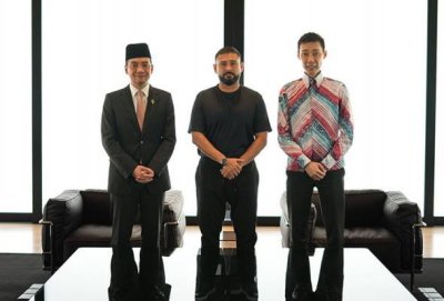 Pertemuan yang turut disertai Menteri Besar Johor, Datuk Onn Hafiz Ghazi dikongsikan menerusi media sosial Tunku Ismail pada Selasa. Foto Facebook TMJ