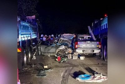 Nahas menyebabkan tiga mangsa dalam Proton Saga BLM tersepit dan meninggal dunia di lokasi kejadian. Foto tular media sosial