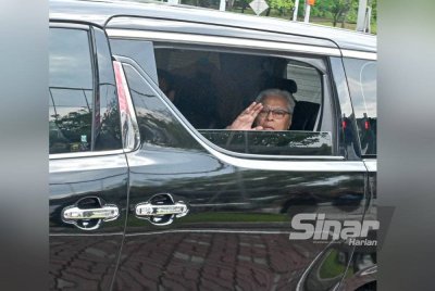 Ismail Sabri hadir ke Ibu Pejabat SPRM Putrajaya, pada Rabu, menaiki Toyota Vellfire untuk direkod keterangan berhubung kes rasuah dan pengubahan wang haram.