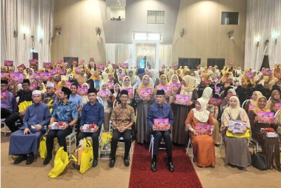 Mohamad (lima dari kiri) memegang plakad program World #QuranHour yang dijadualkan berlangsung 25 Mac ini.