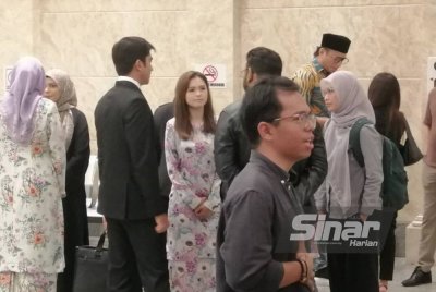 Pelakon dan penyanyi, Bella Astilah mencuri perhatian apabila tiba di Mahkamah Rayuan Putrajaya pada Rabu bagi memberi sokongan kepada Syed Saddiq.