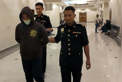 Tertuduh diiringi pegawai SPRM keluar selepas selesai sebutan kesnya dalam Mahkamah Sesyen di sini pada Rabu.