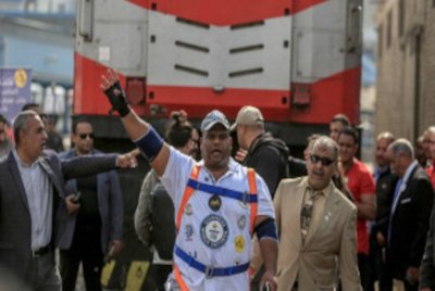 Kabonga (tengah) cipta tiga rekod dunia ketika sedang berpuasa. Foto Agensi