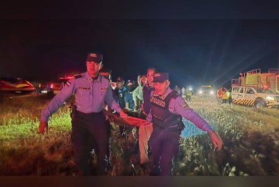 Anggota membantu dalam usaha mencari mayat dan menyelamatkan mangsa yang terselamat selepas nahas pesawat. Foto Polis Honduras