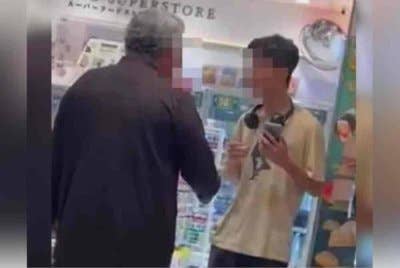 Tangkap layar kejadian seorang warga emas yang menyerang seorang pemuda bukan Islam yang makan di luar sebuah premis perniagaan.