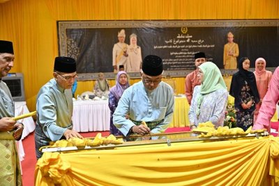 Al- Sultan Abdullah berkenaan menyempurnakan Majlis Sambutan Nuzul Quran, bacaan Yasin dan tahlil Almarhum Sultan Haji Ahmad Shah Ibni Almarhum Sultan Abu Bakar serta perasmian Masjid Al-Sultan Abdullah, Kampung Sungai Puteri, di sini, pada Rabu. Foto Kesultanan Pahang.