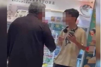 Tangkap layar kejadian seorang warga emas yang menyerang seorang pemuda bukan Islam yang makan di luar sebuah premis perniagaan.