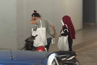 Puteri Nurin Amalina (bertudung) dilihat hadir ke mahkamah dengan menaiki van penjara.