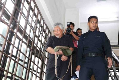 Abdul Razak (kiri) mengaku tidak bersalah atas pertuduhan menampar seorang pemuda kerana 'tidak berpuasa'.
