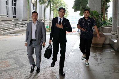 Syed Saddiq (tengah) hadir ke Mahkamah Rayuan pada Rabu berhubung rayuannya bagi mengetepikan sabitan dan hukuman penjara tujuh tahun dengan dua sebatan serta denda RM10 juta kerana bersubahat melakukan pecah amanah, salah guna harta dan pengubahan wang haram membabitkan dana Armada. Foto Bernama