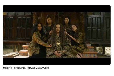 Mimi Fly turut menyelitkan penampilan pakaian klasik Melayu, Jawa serta etnik Thai dalam video muzik terbaharu Serumpun.