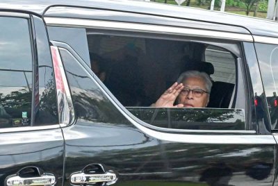 Ismail Sabri melambai tangan ketika tiba kepada petugas media yang membuat liputan di Ibu Pejabat SPRM Putrajaya pada Rabu.