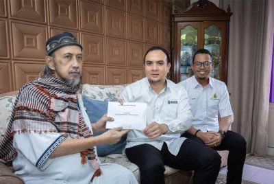 Ahmad Farhan menyampaikan sumbangan kepada Nas Ahmad yang kini diuji masalah kesihatan ketika menziarahnya kediamannya di Kota Damansara, Selangor. Foto Facebook Anwar Ibrahim