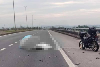 Keadaan di lokasi kemalangan membabitkan seorang penunggang motosikal di kilometer 52.1 Jalan Dengkil menghala ke Kota Warisan, pada Rabu.