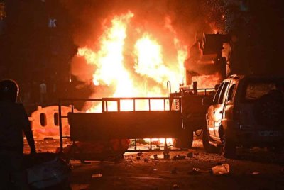 Kekacauan tercetus ketika kumpulan nasionalis Hindu mengadakan protes mendesak makam pemerintah Mughal, Aurangzeb dirobohkan. - Agensi