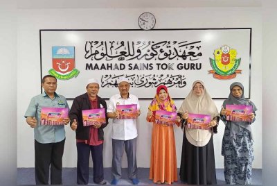 Kamarjan (tiga dari kiri) bersama Surena dan pengurusan sekolah menunjukkan plakad World #Quran Hour 2025.