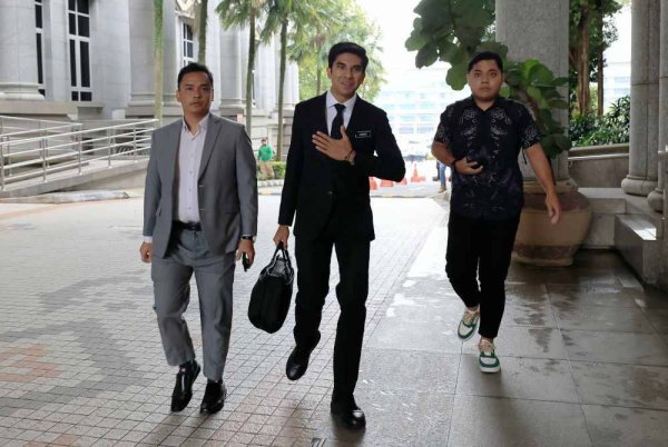 Syed Saddiq (tengah) hadir ke Mahkamah Rayuan pada Rabu berhubung rayuannya bagi mengetepikan sabitan dan hukuman penjara tujuh tahun dengan dua sebatan serta denda RM10 juta kerana bersubahat melakukan pecah amanah, salah guna harta dan pengubahan wang haram membabitkan dana Armada. Foto Bernama