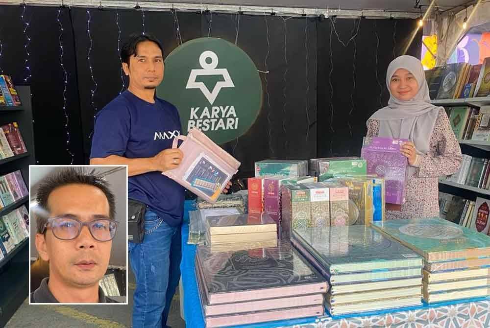 Kru reruai Karya Bestari menunjukkan al-Quran dan buku-buku yang dijual sepanjang Iftar Ala Madinah@Karangkraf berlangsung. (Gambar kecil: Hisham)