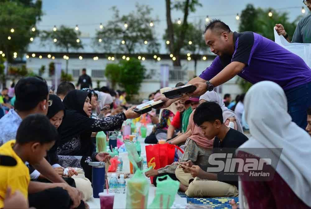 Gelagat pengunjung menanti azan Maghrib berkumandang untuk berbuka puasa. FOTO:ASRIL ASWANDI SHUKOR