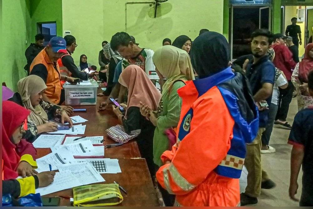 Sebanyak 10 pusat pemindahan sementara dibuka di tiga daerah iaitu Johor Bahru, Kulai dan Pontian setakat jam 4 pagi, Khamis.