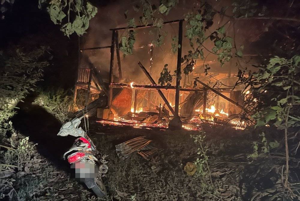 Rumah dihuni mangsa di Kampung Kuala Semantan, Cheroh, Raub musnah terbakar pada awal pagi Khamis.